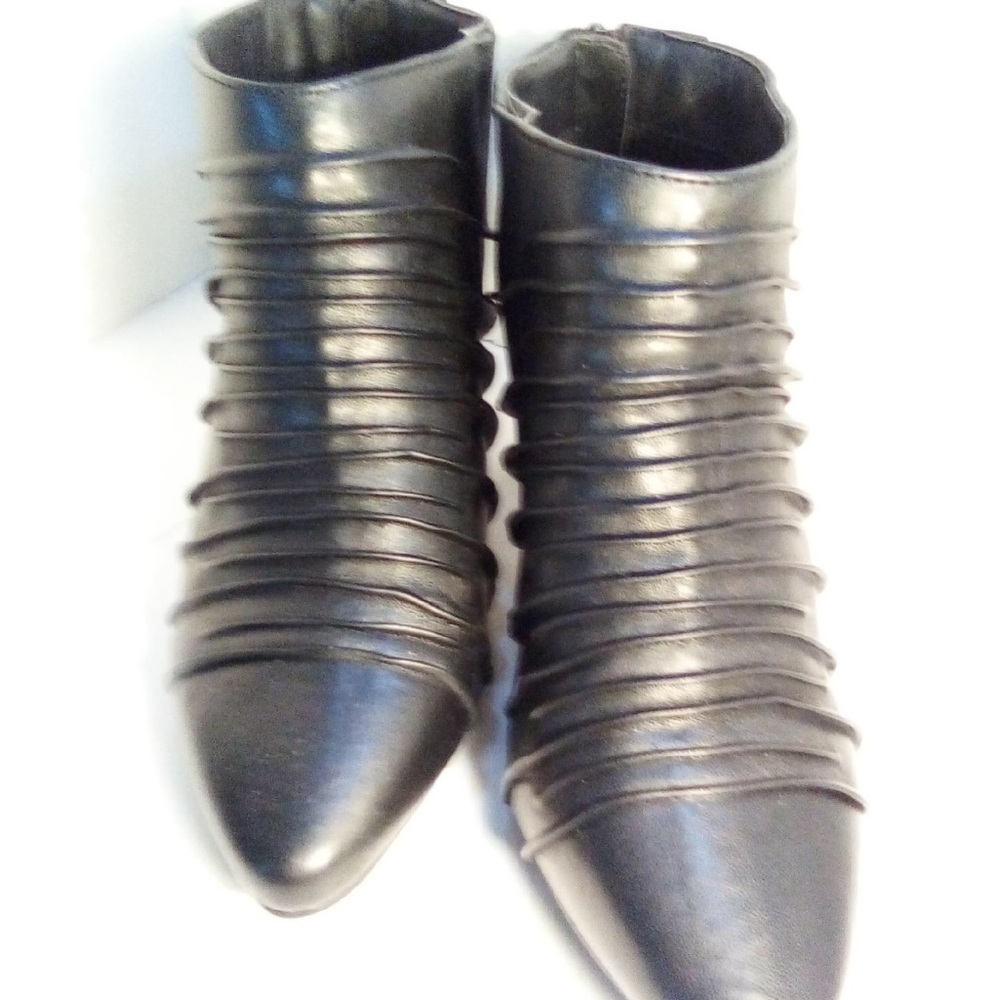 These beautiful Caddie Ankle Pleated Boots are a must have for your wardrobe.